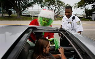 美警官扮圣诞怪杰 给超速司机一份暖心礼物