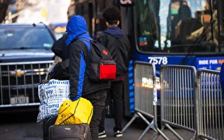 纽约市长下令打击德州来的运输移民的巴士