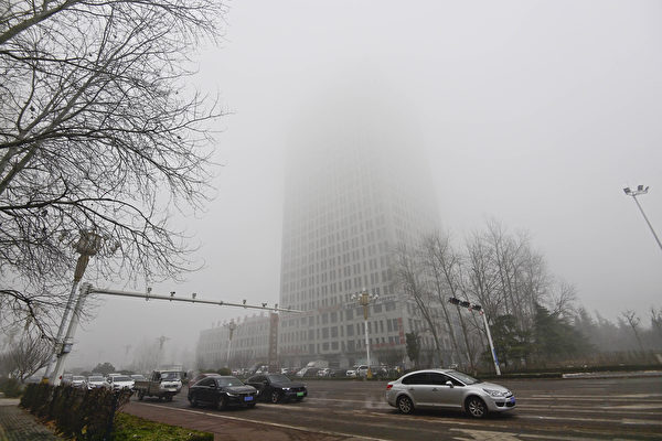 2023年12月28日，山東青州陰霾濃罩。（STR/AFP via Getty Images）