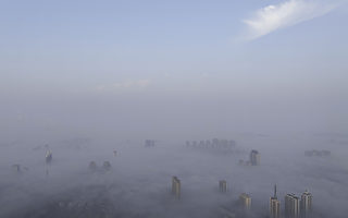 组图：中国多地阴霾笼罩 民称出去呼吸容易恶心
