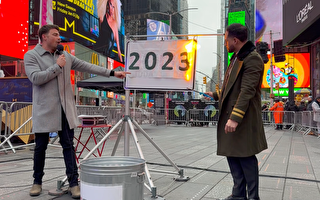 时代广场游客烧纸扫霉运 挥别2023迎接新年