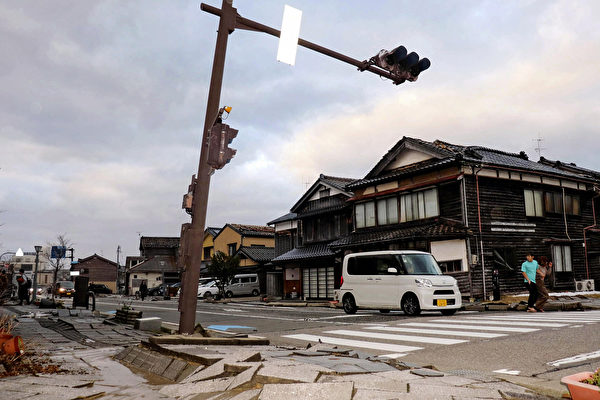 2024年1月1日，日本石川县发生7.6级地震，当地路面受损。(USUKE FUKUHARA/Yomiuri Shimbun/AFP via Getty Images)
