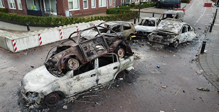 Dutch New Year’s Eve Riots: Cars Set on Fire, Hundreds Arrested, and Firefighters Attacked