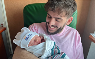 纽约市新年宝宝 与父亲由同一医院医生接生