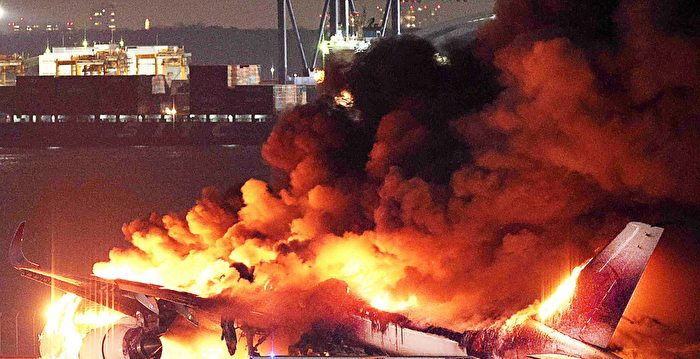 再传事故 日本羽田机场地勤车撞坏海保机机翼