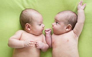 美雙胞胎隔40分鐘跨年出生 生日完全不同