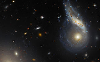 NASA新图呈现两个星系正相互碰撞奇观