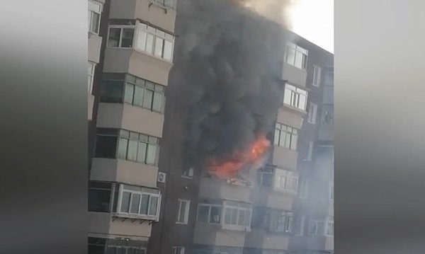 辽宁接连发生爆燃 沈阳小区大火从阳台喷出