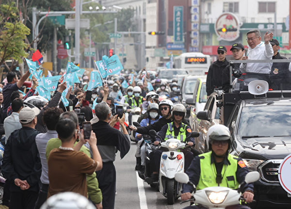 柯文哲台南车队扫街拜票（1） 柯文哲台南车队扫街拜票（1） 民众党总统候选人柯文哲（车上白衣）8日下午到台 南市进行车队扫街拜票，沿途与支持者挥手致意。