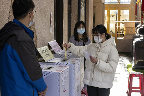 2024年1月13日，台灣民眾在新北投票。（ALASTAIR PIKE/AFP via Getty Images）