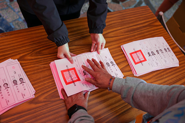 2024年1月13日下午4時，台灣大選投票結束，開始開票。圖為台北一開票站。（Annabelle Chih/Getty Images）