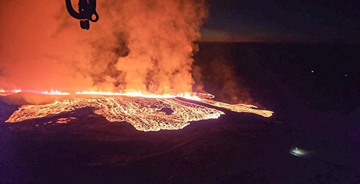 组图：冰岛火山爆发 危及附近渔镇