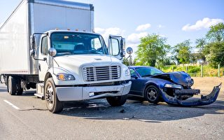 司机试图超越大型卡车致车祸 两名儿童丧生