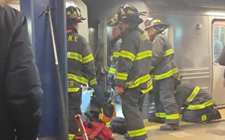 曼哈顿下城地铁站 乘客疑似捡物被撞
