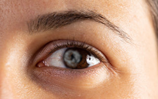 妈妈发现幼子眼睛有“斑点” 竟是罕见癌症