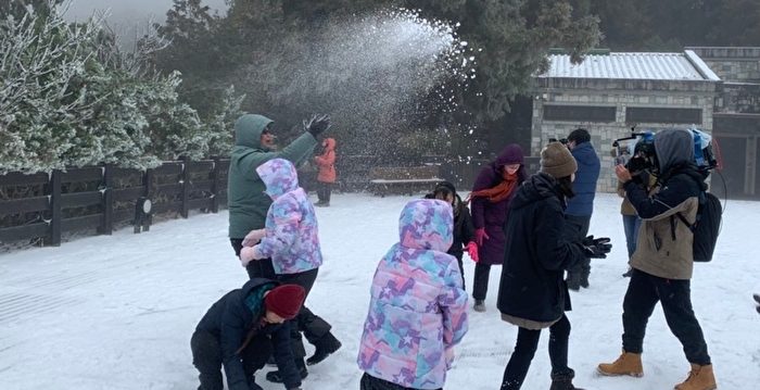 组图：入冬最强寒流来袭 台湾高山降雪