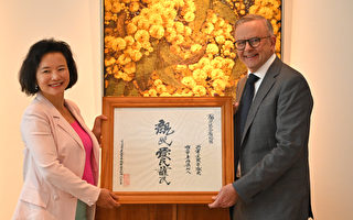 获释记者成蕾赠澳总理中国书法 感谢政府营救