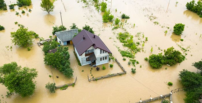 新家被水淹11次 退休工程师自建高墙防洪