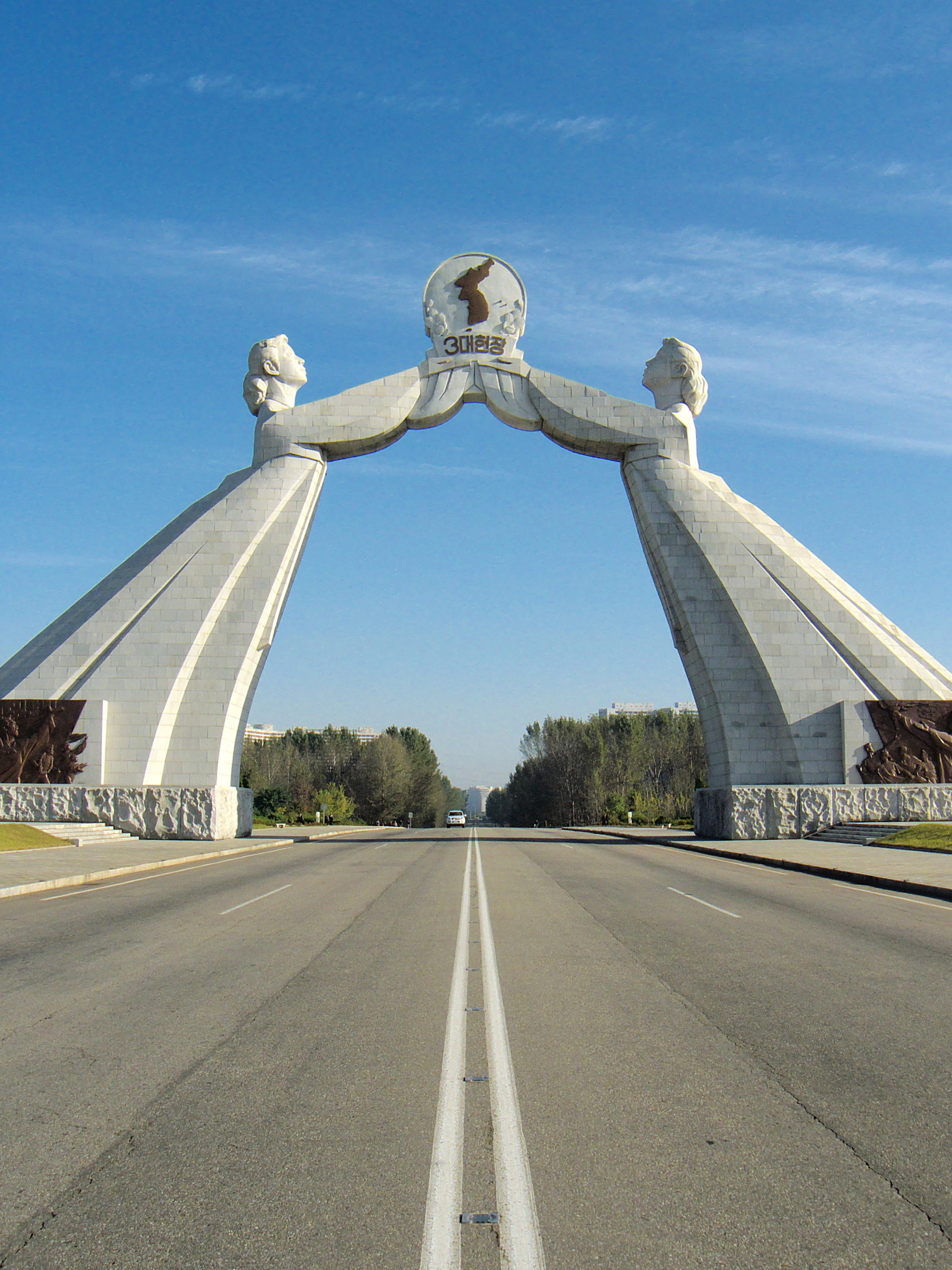 朝鮮的統一門(2008年)。<a href="https://commons.wikimedia.org/wiki/File:Monument_to_Three_Charters_for_National_Reunification,_Pyongyang,_North_Korea.jpg" rel="nofollow noopener noreferrer">(Kok Leng Yeo/維基共享資源)</a>