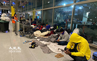 上百非法移民在美国波士顿机场打地铺过夜