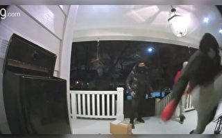 四男猛踢住宅前门试图盗窃 警发视频通缉
