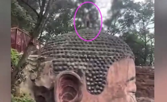 男子在乐山大佛头顶小便 官方说辞被指责