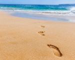 摩洛哥海滩发现9万年前完整的人类脚印