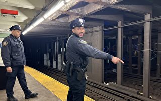 纽约地铁乘客落轨 两警察英勇救人