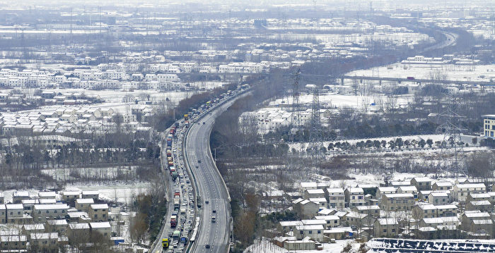 暴雪冻雨来袭 中国百余公路路段封闭