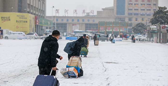 大陆多地暴雪 民众返乡被困高速 饥饿难耐