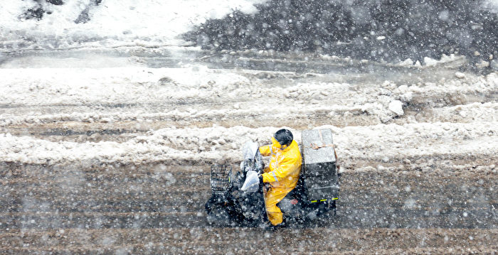 雨水落地成冰 武汉冻成了个“冰糖葫芦”