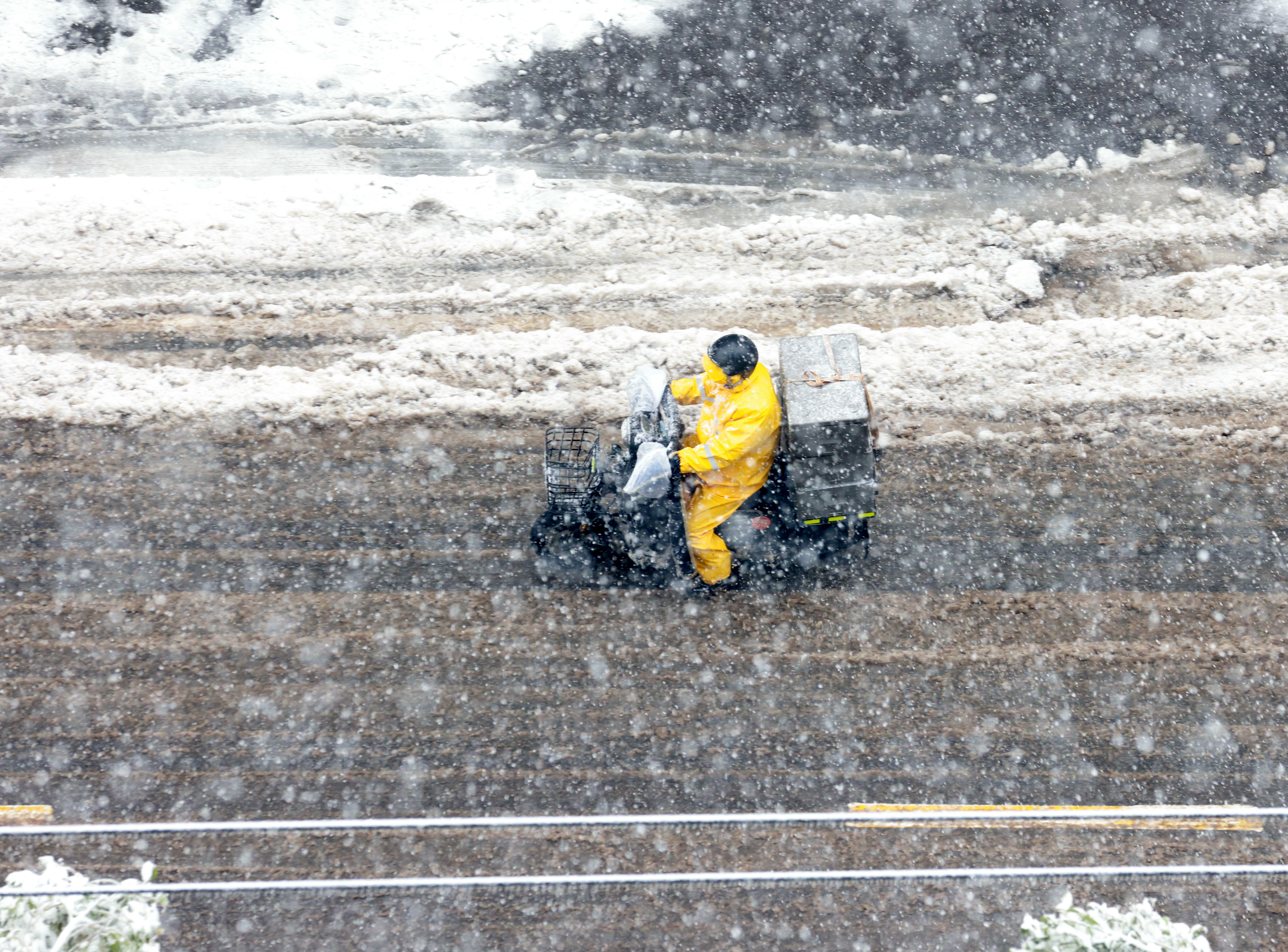 2024年2月4日，湖北武漢大雪，外賣員艱難地在雪地裡行駛。（VCG/VCG via Getty Images △）