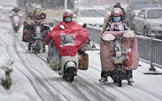 组图：列车停运 高速瘫痪 暴雪天袭击中国
