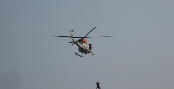 洛县男子跳入暴涨河水救狗 被冲走后获救