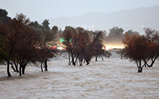 強烈風暴中 南加州水庫大壩洩洪