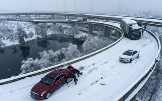 组图：雨雪持续数日 武汉高速路仍有车辆拥堵
