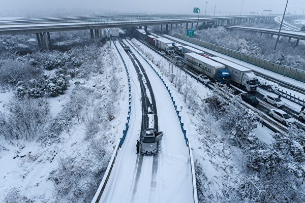 2024年2月6日，湖北武汉高速路上汽车仍被困。（STR/AFP via Getty Images）
