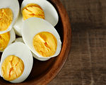 不敢吃鸡蛋？资深中医师：吃对反降胆固醇