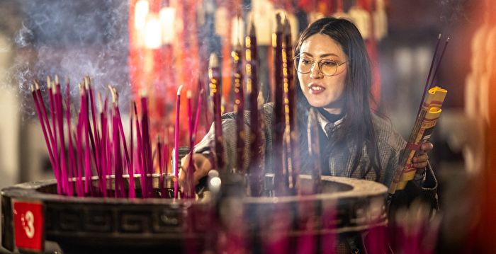 组图：烧香礼佛 海内外华人祈福求安迎新岁
