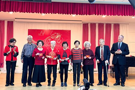 2024年2月10日大年初一，台湾会馆向80岁耆老颁发生日红包。