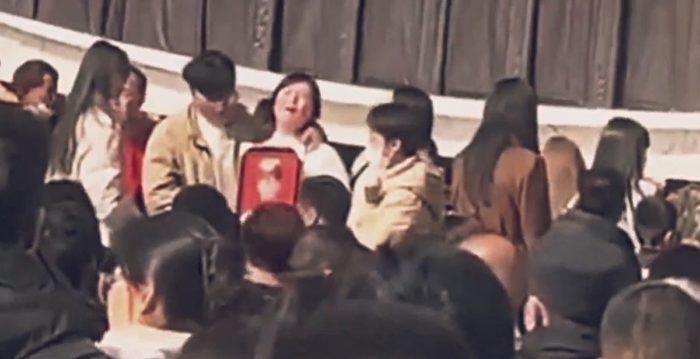 传河南13岁男孩酒后死亡 家长讨说法遭镇压