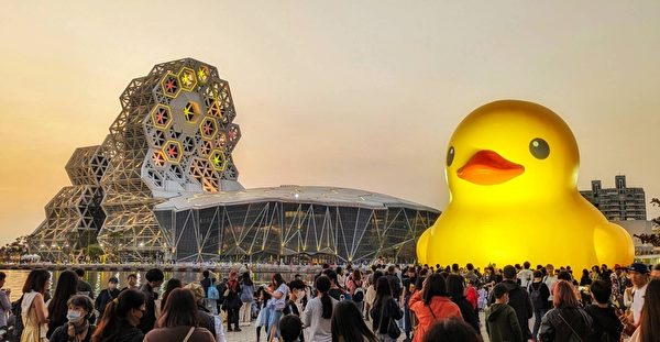 组图：高雄黄色小鸭风潮 吸引逾四百万游客