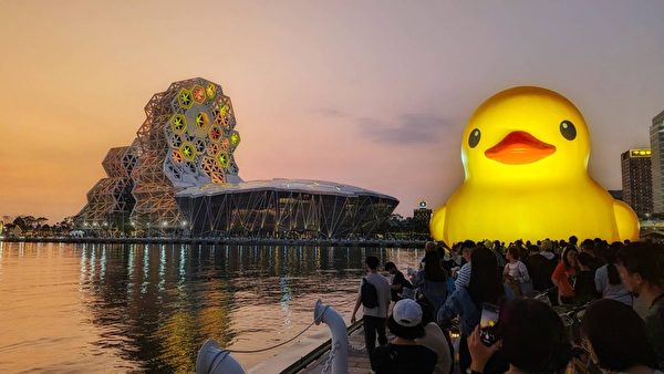 组图：高雄黄色小鸭风潮 吸引逾四百万游客