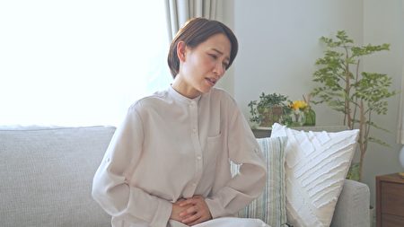 胃痛發作抓背秒解？健身教練5招腸胃舒緩操
