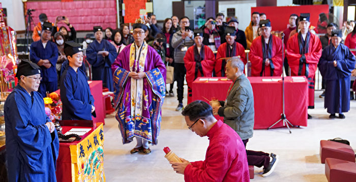 香港乡议局主席多次跌签 解签师:经济遭困