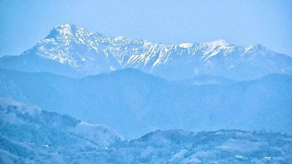 组图：罕见 台湾玉山雪景与夕照美景