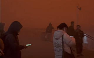 新疆罕见沙尘暴+14级大风 视频画面惊悚