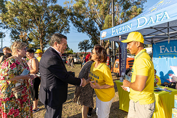 自由黨西澳聯邦參議員Dean Smith到法輪功學員的展位前，與法輪功學員交談