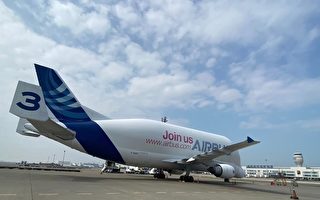 空巴“大白鲸”现身桃园机场 台湾航空迷抢拍