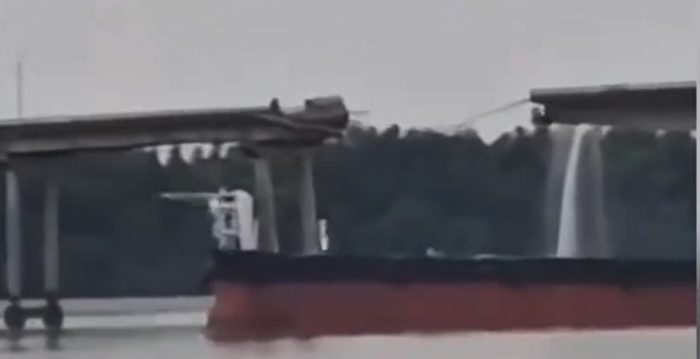 广州一大桥被空船撞断 有公车落水